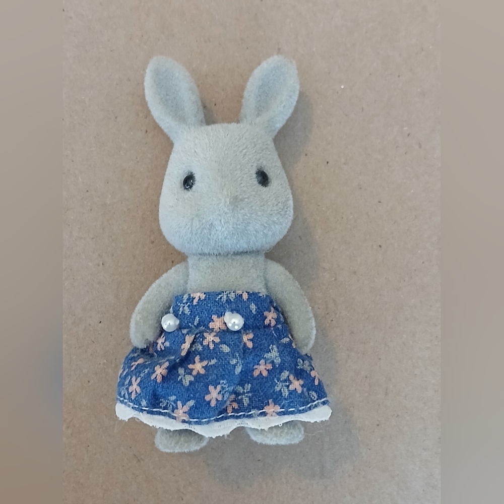 Sylvanian Families Calico Critters Breezy Babblebrook Gray Rabbit